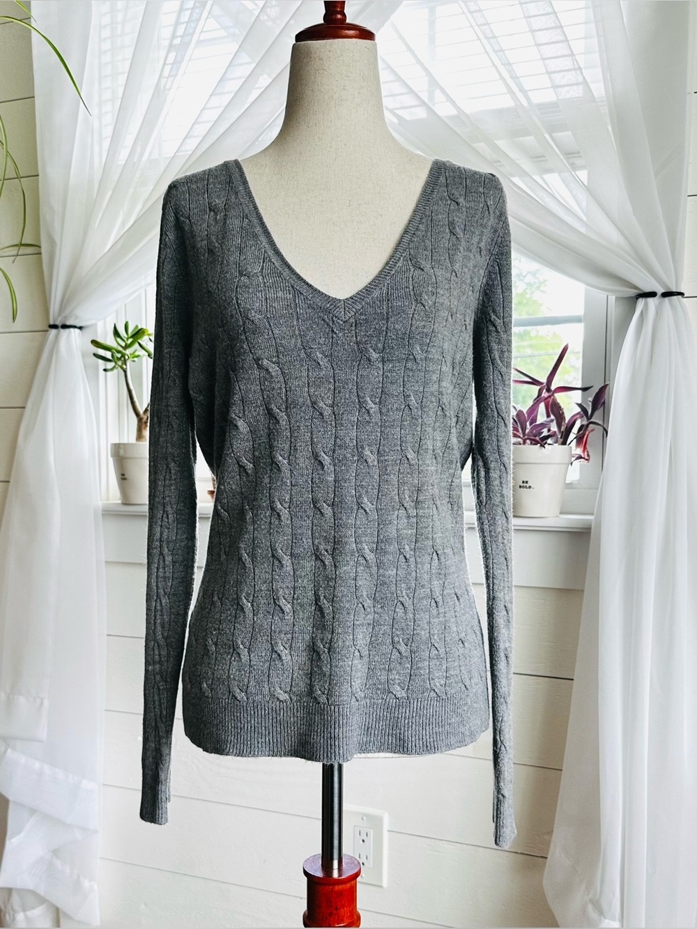 New York & Company Heather Gray V-neck Cable Knit Sweater Size Medium